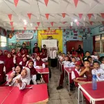 Keceriaan siswa kelas V bersama mahasiswa KKN Unhas seusai belajar pertanian perkotaan secara interaktif. (Foto: Dok.Pribadi).